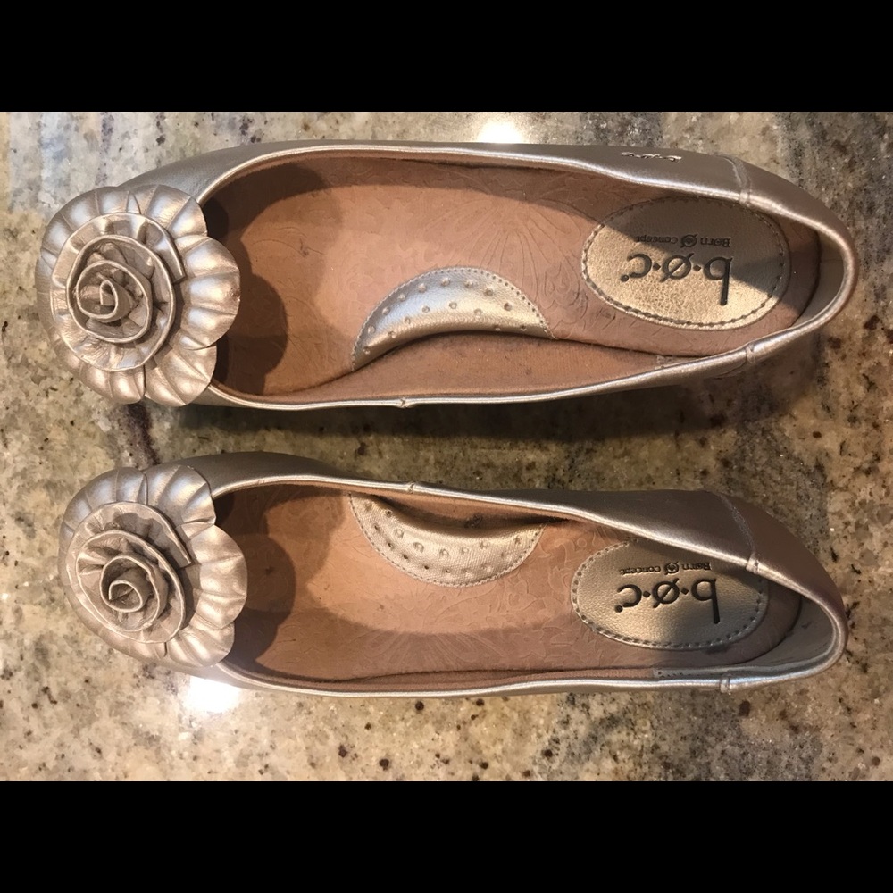 Gold Flats with Flower Accent!